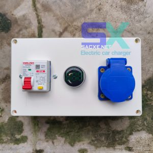Ổ cắm tiếp địa sạc xe điện VINFAST tại nhà có trang bị Aptomat chống giật RCBO DELIXI 32A, có đèn báo VÔN – Hộp màu trắng