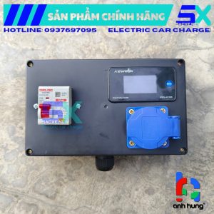 Ổ cắm điện sạc xe tại nhà có màn hình thông số KEWEISI AC300, trang bị Aptomat chống giật RCBO DELIXI 32A, có đèn báo VOLT | Sạc xe VINFAST