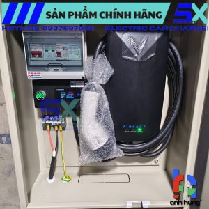 Tủ điện sạc xe Vinfast 7.4kW - Tủ điện đấu sẵn dùng cho sạc xe điện ngoài trời chống nước | Mẫu 07 NÂNG CẤP | Trang bị CB tự động MCB, CB chống rò RCBO, chống sét lan truyền SPD và bảo vệ áp cao áp thấp áp + MODUN màn hình thông số KEWEISI AC300