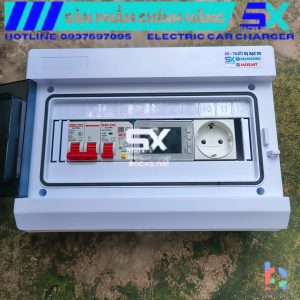Hộp điện đấu sẵn dùng cho sạc xe điện, tủ tổng điện gia đình | Mẫu 08 | Trang bị CB tự động MCB, CB chống rò RCBO, ổ cắm điện Schuko 16A, màn hình thông số KEWEISI KWS 302 hiển thị vôn, ampe, công suất, thời gian, nhiệt độ và bảo vệ áp cao áp thấp áp